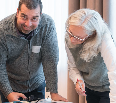 Zwei Personen bei einem versuchen ein Rätsel zu lösen.