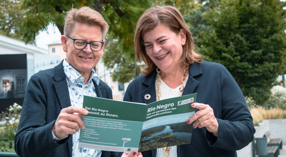 Gerfried Koch und Petra Schön lesen den Folder "Klimabündnis am Rio Negro"