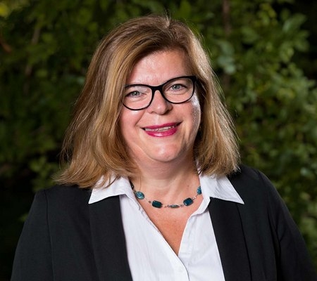 Porträt der Mitarbeiterin Petra Schön