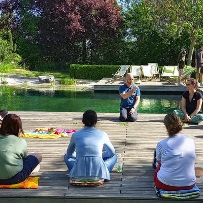 Gruppe sitz auf einem Steg