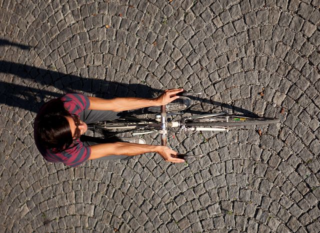 Radfahrer auf Kopfsteinpflaster