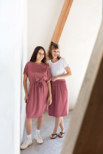 Zwei Models mit Kleidung (Kleid, Rock und Shirt) von Zerum.