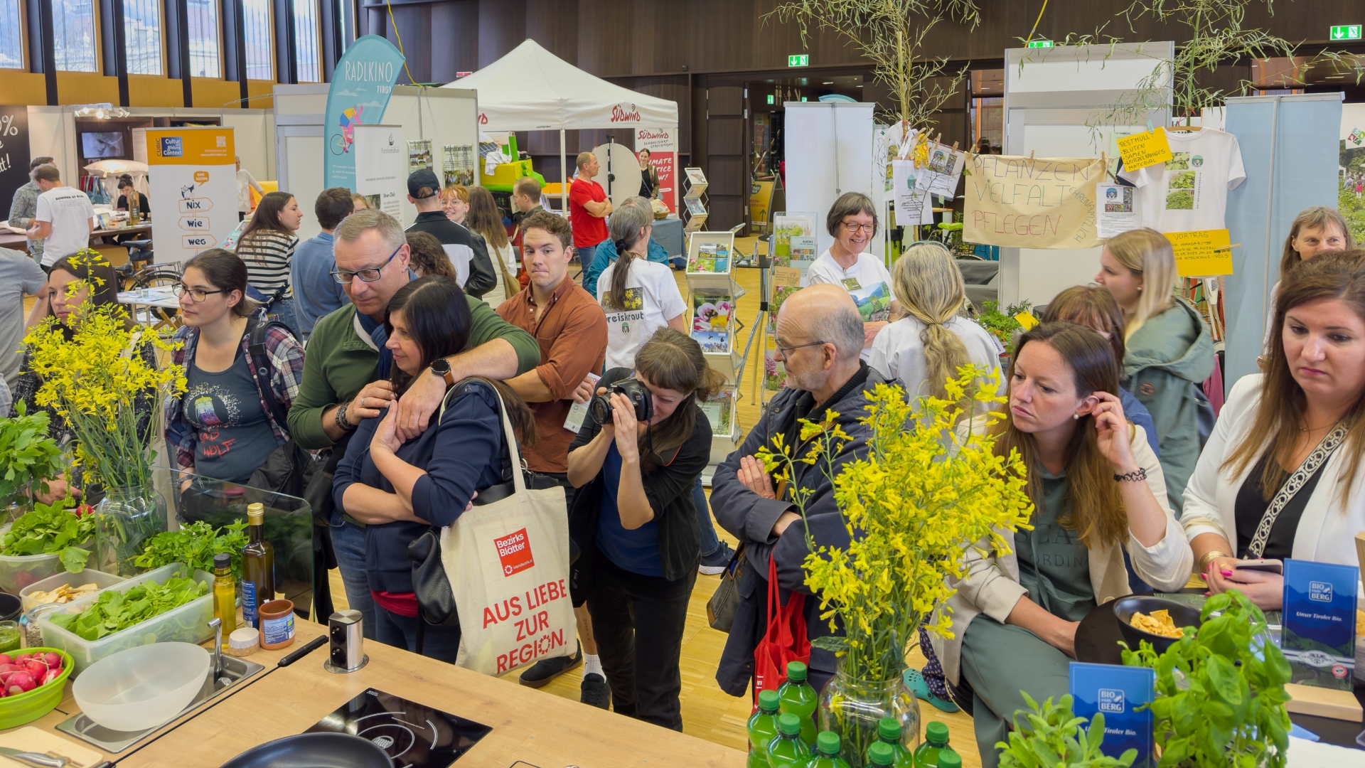 bunte Stände auf Messe mit vielen Besuchern