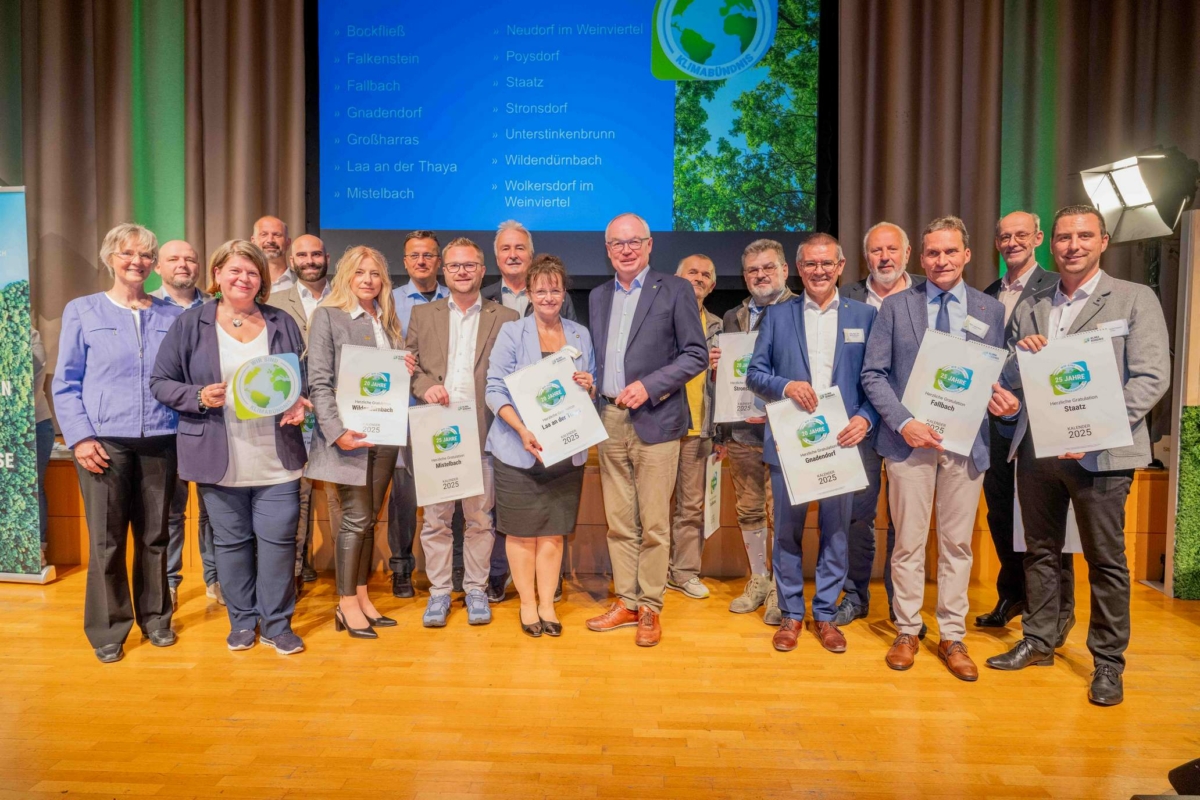 Klimabündnis-Gemeindevertreter:innen mit ihren Jubiläumsgeschenk.