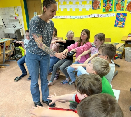 Kinder im Klassenraum,