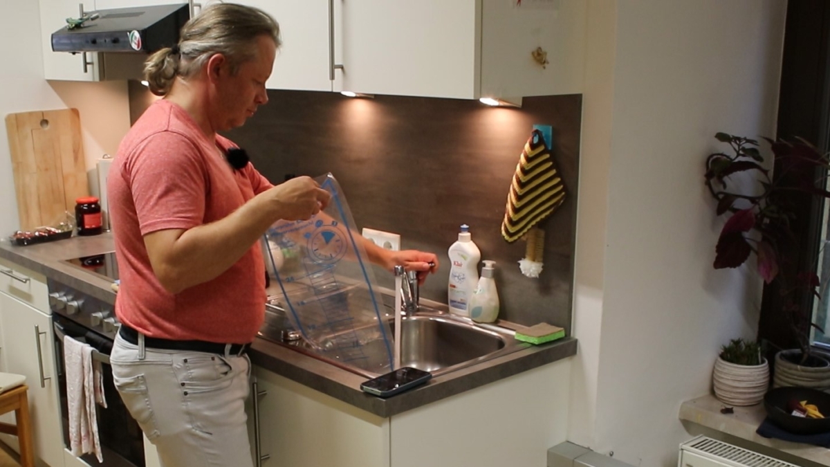 Ehrenamtlicher beim Wasserdurchflussmessen