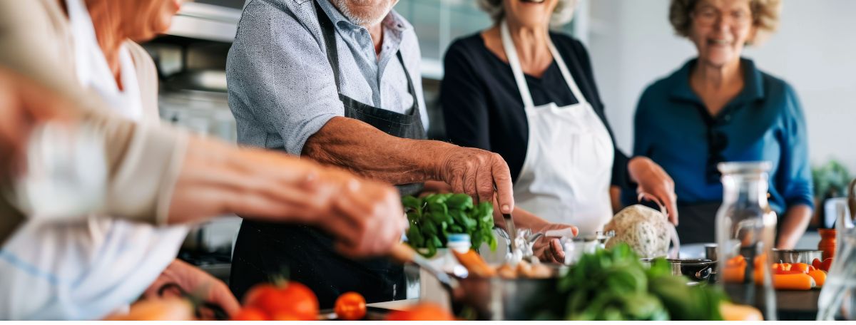 Menschen kochen gemeinsam