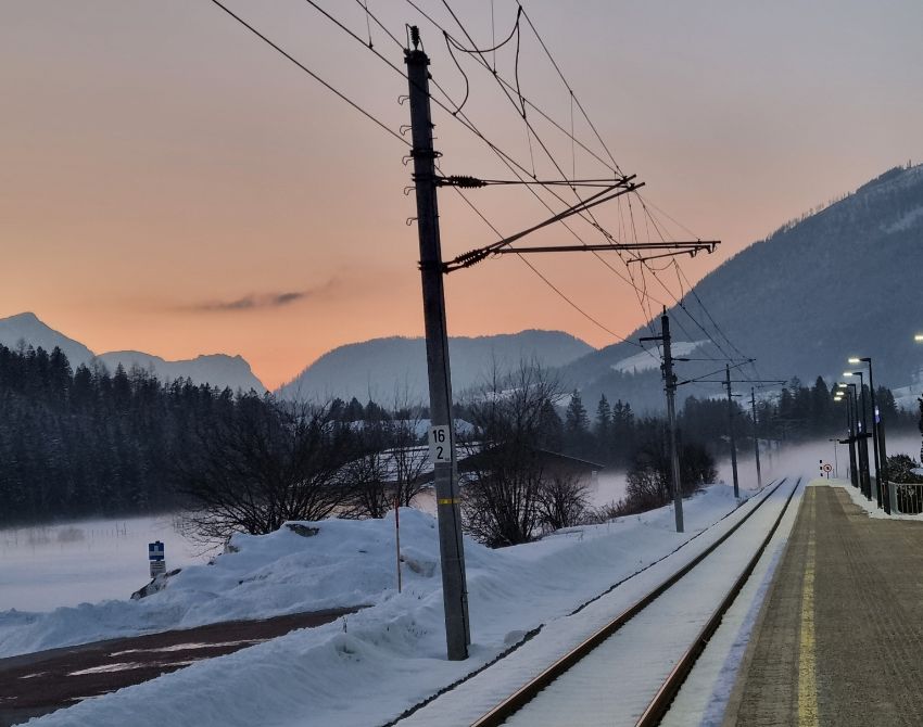 Bahnhof bei Schnee und Morgenrot