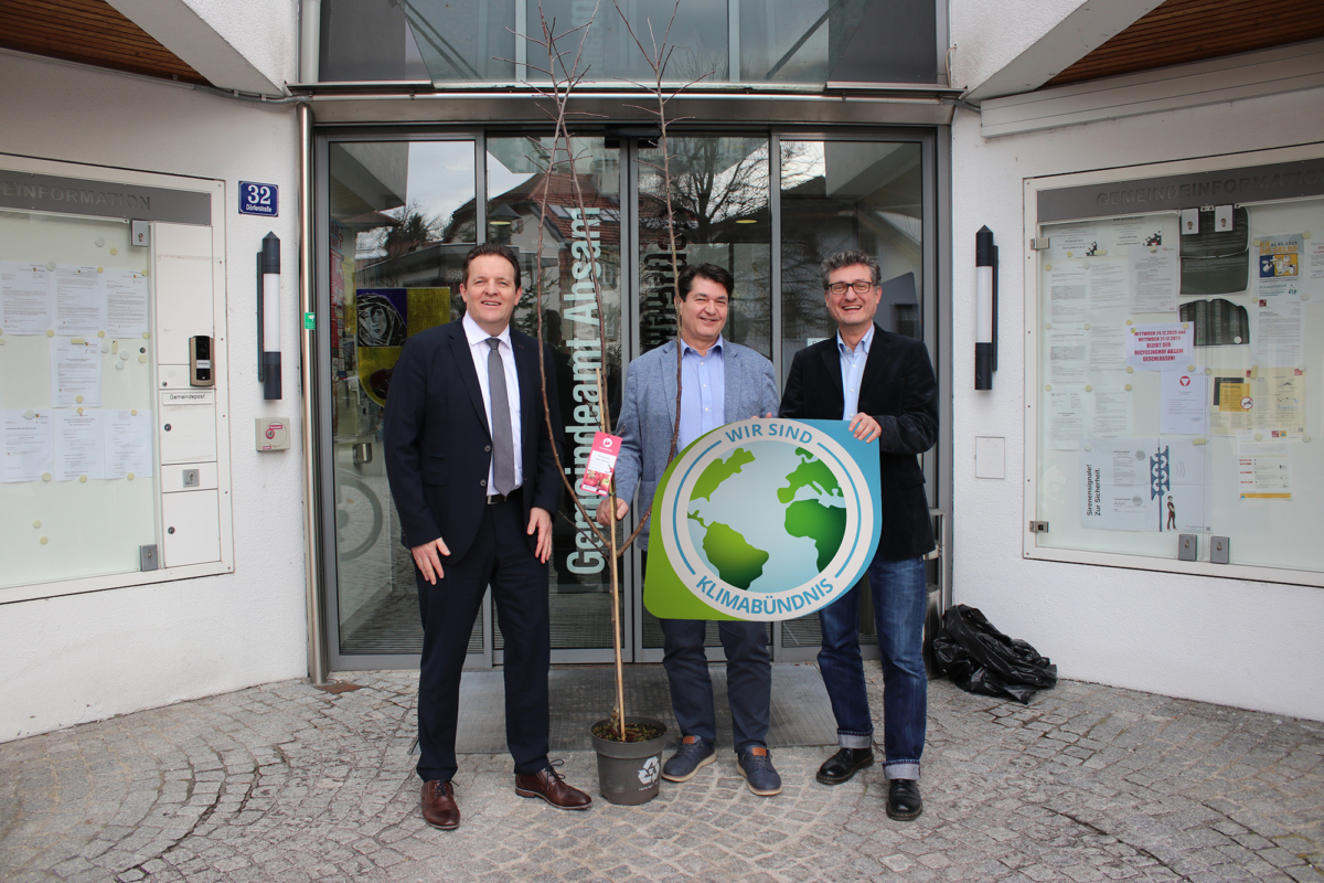 René Zumtobel, Bürgermeister Manfred Schafferer und Andrä Stigger beim Jubiläumsbesuch in Absam.