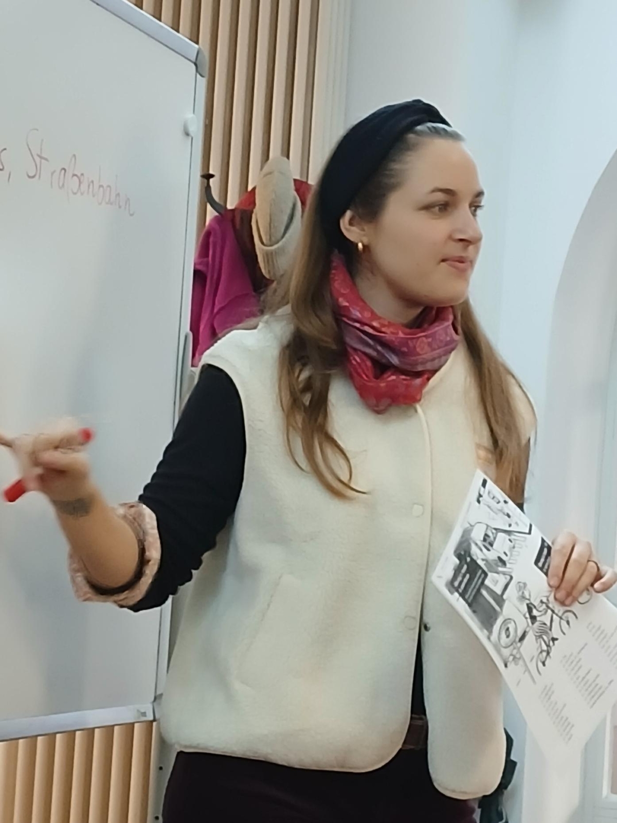 Junge Frau steht vor einem Whiteboard