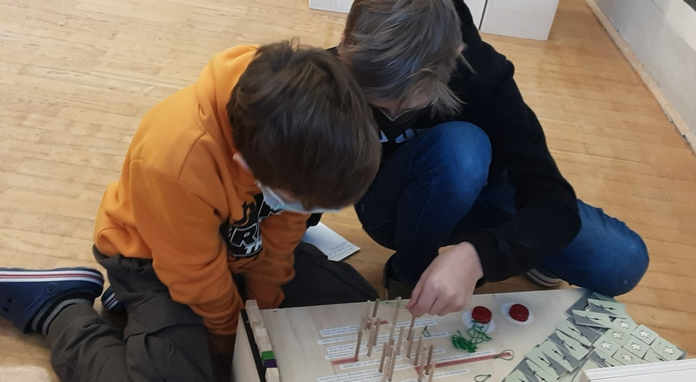 2 Kinder benutzen die Ausstellung (Spiel)