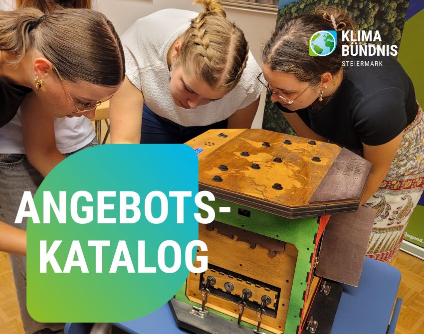 Bild zeigt Vier Mädchen beim Lösen der klima-Escape Box mit Beschriftung Angebotskatalog links unten und Klimabündnis-Logo Steiermark rechts oben