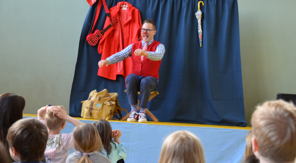 Klimaclown Dudu auf der Bühne vor Kindern