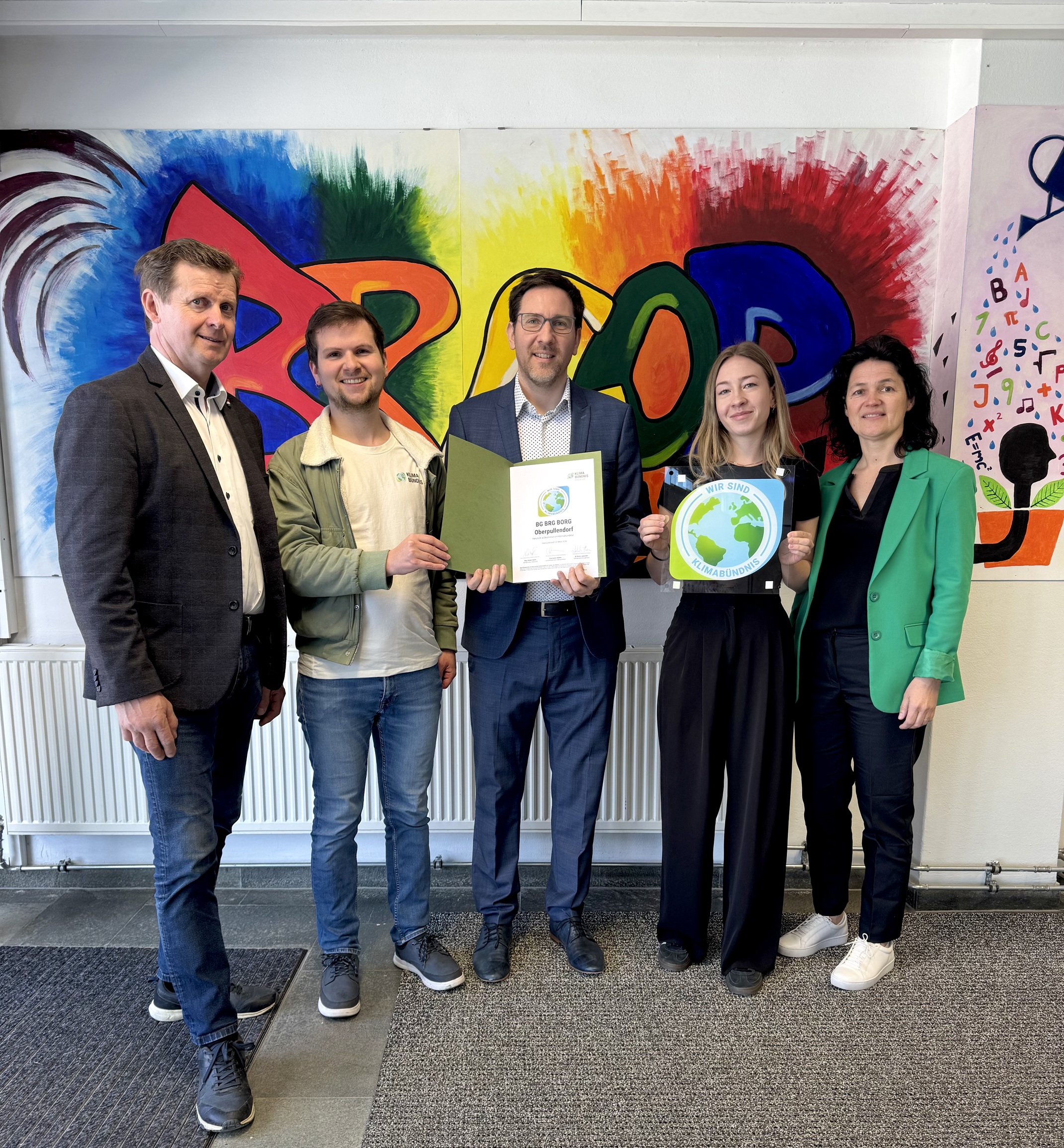 Beitrittsfoto in der Schule mit dem Bürgermeister, dem Schuldirektor, dem Klimabündnis, einer Lehrerin sowie der Schulqualitätsmanagerin