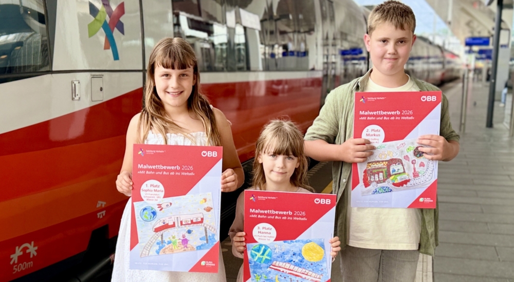 Kinder mit Zeichnungen vor Öbb Zug