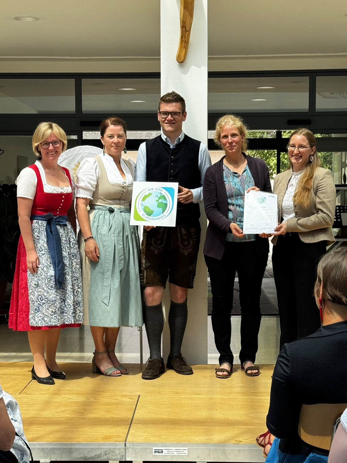 5 Erwachsene mit Urkunden