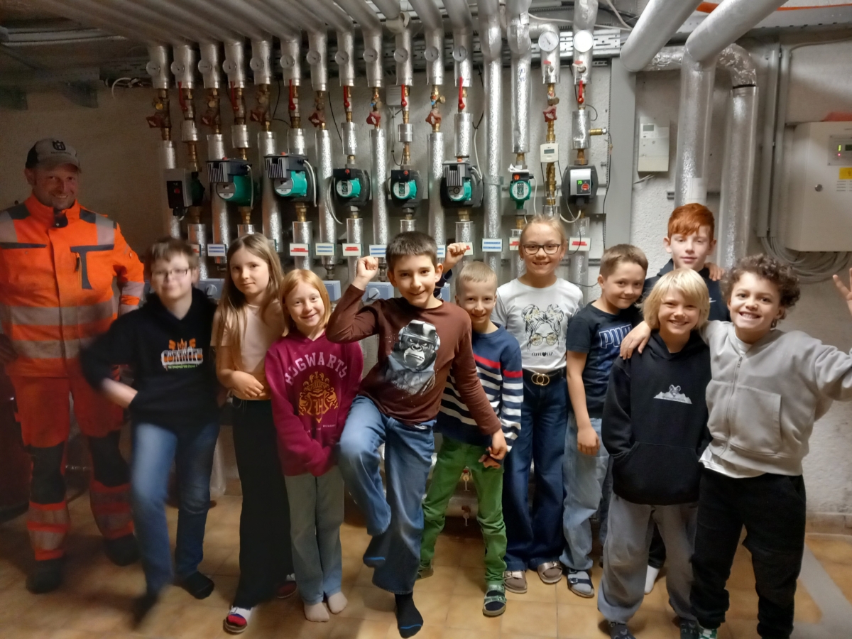 50/50 Weißbach - Kinder besichtigen Heizungskeller