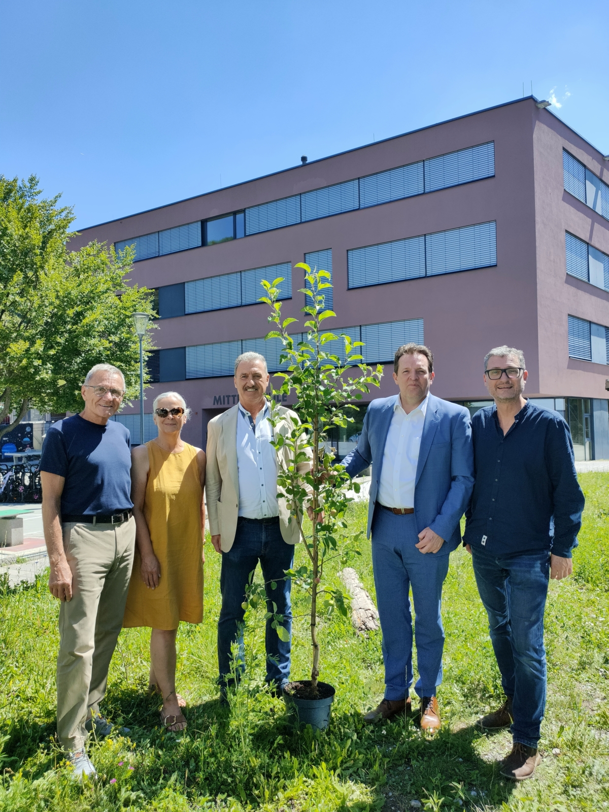 Übergabe eines Jubiläums-Bäumchens zum 10-jährigen Bestehen der Marktge-meinde Brixlegg im Klimabündnis Tirol. Von links: e5-Teamleiter Alfred Landl, Ge-meinderätin Lea Ventura, Bürgermeister der Marktgemeinde Brixlegg Rudolf Pue-cher, Klimabündnis-Geschäftsführer Andrä Stigger und Klimabündnis-Obmann René Zumtobel.
