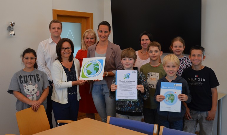 Gruppe von Kindern mit 4 Erwachsenen